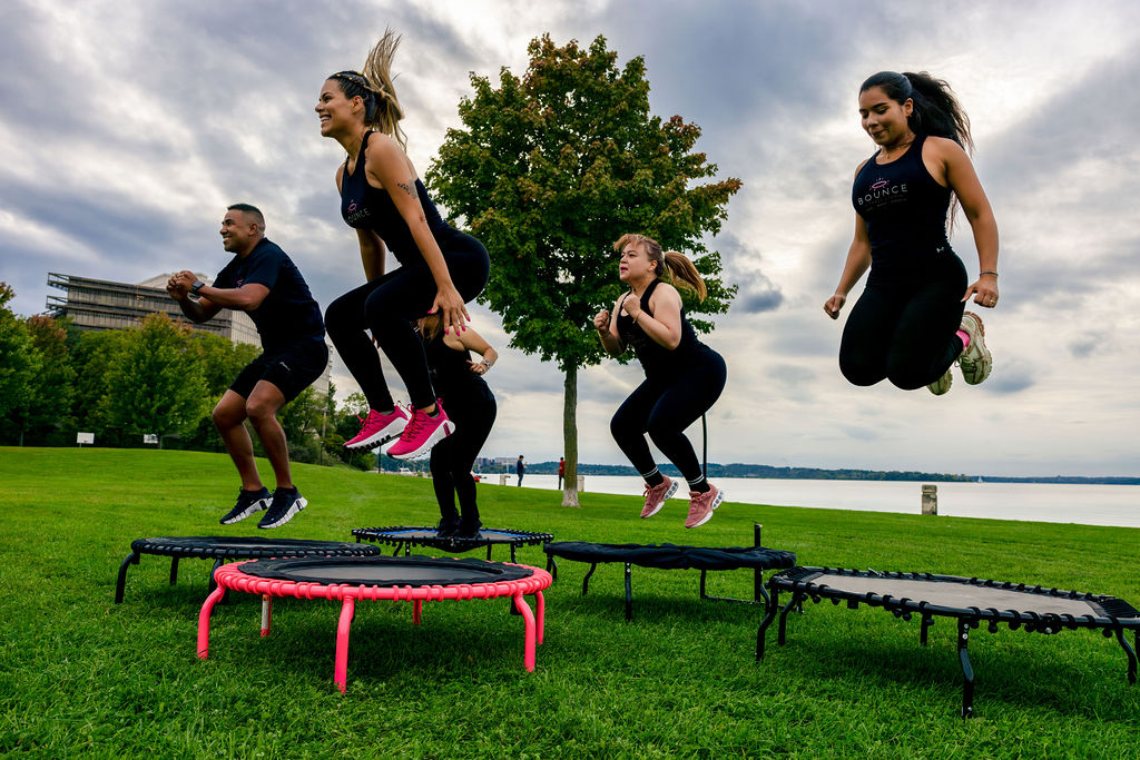 Grupo BOUNCE saltando al mismo tiempo sobre trampolines fitness